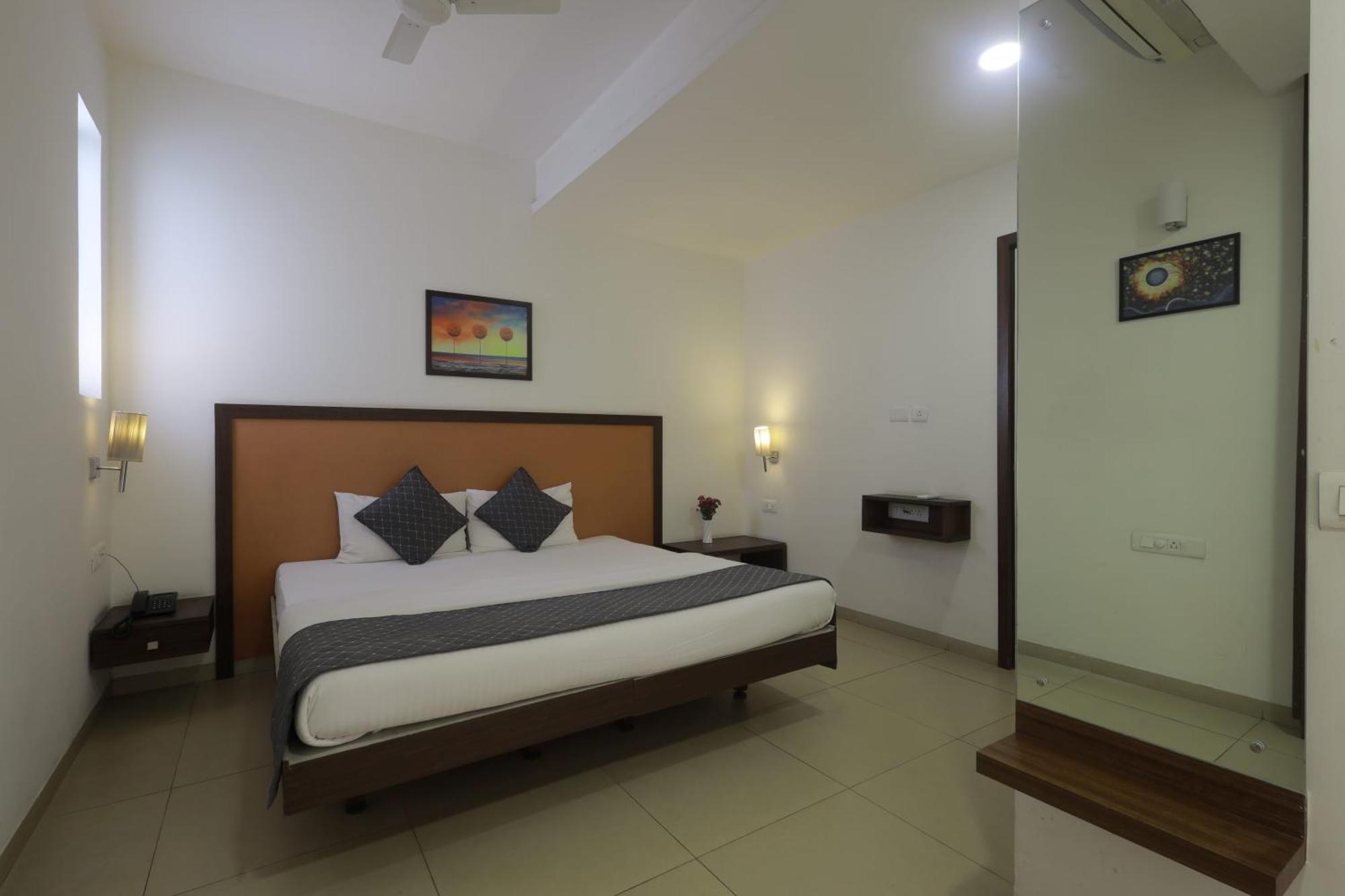 Ixora Suites Bangalore Exterior foto