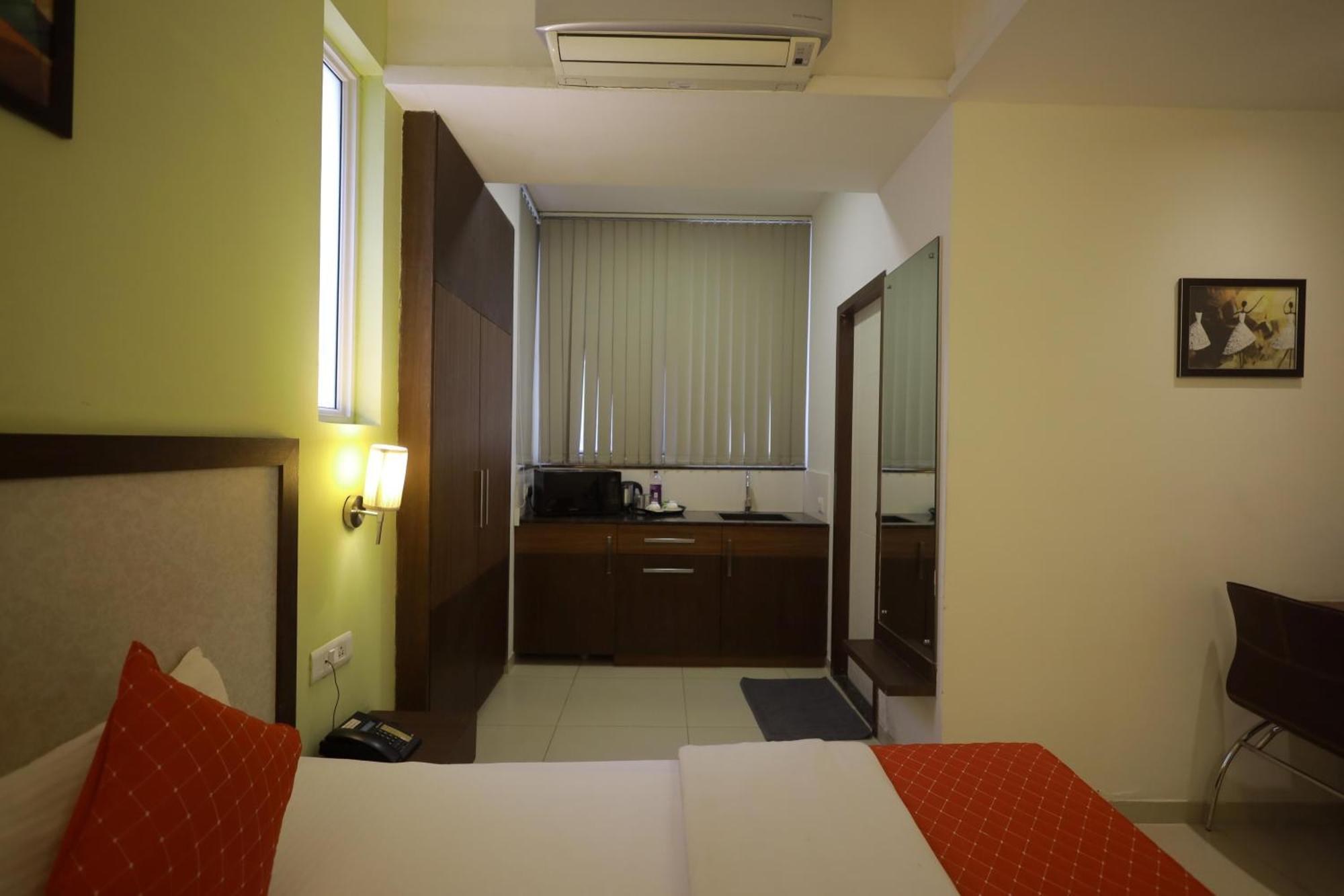 Ixora Suites Bangalore Exterior foto