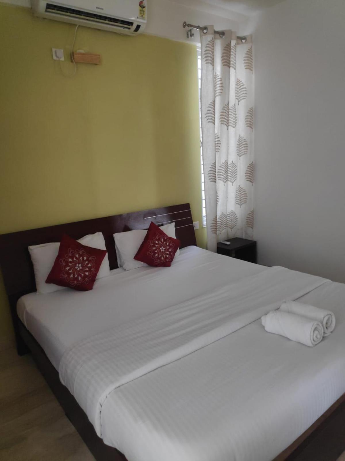 Ixora Suites Bangalore Exterior foto