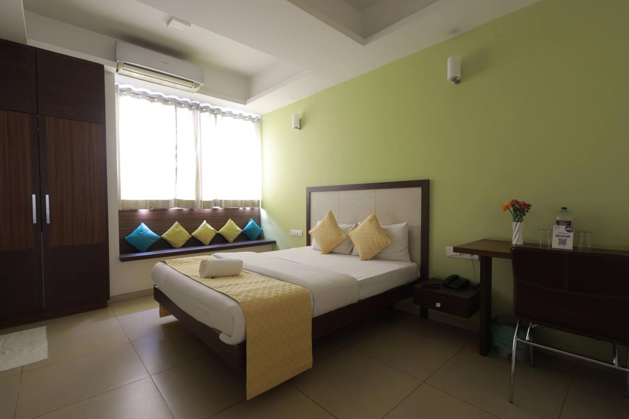 Ixora Suites Bangalore Exterior foto