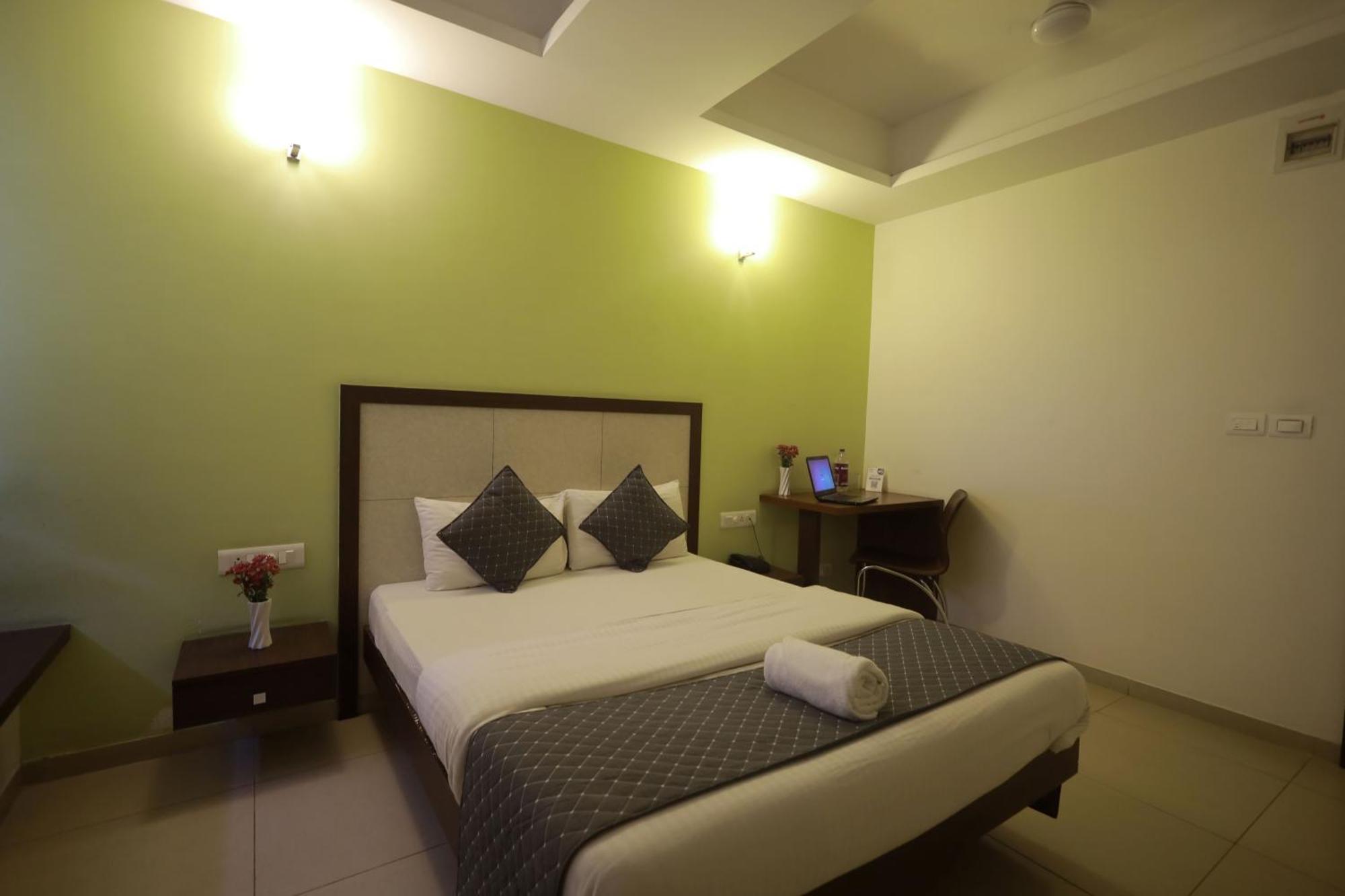 Ixora Suites Bangalore Exterior foto