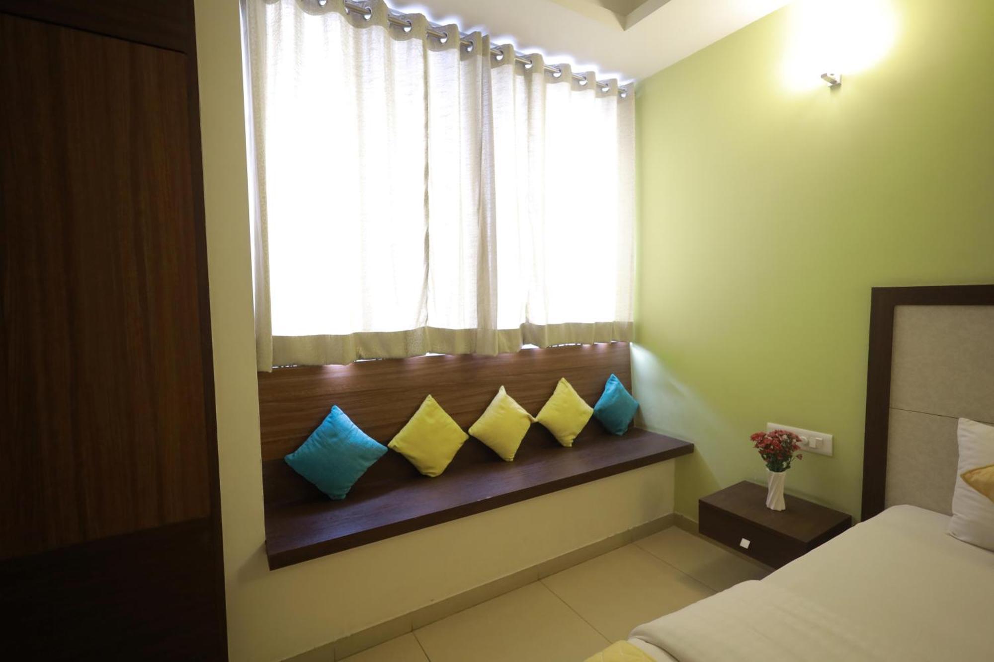 Ixora Suites Bangalore Exterior foto