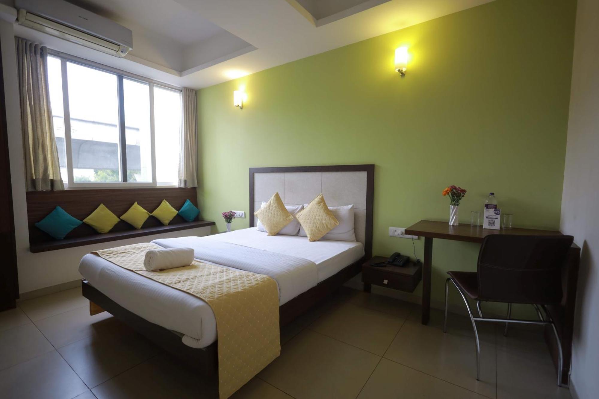 Ixora Suites Bangalore Exterior foto