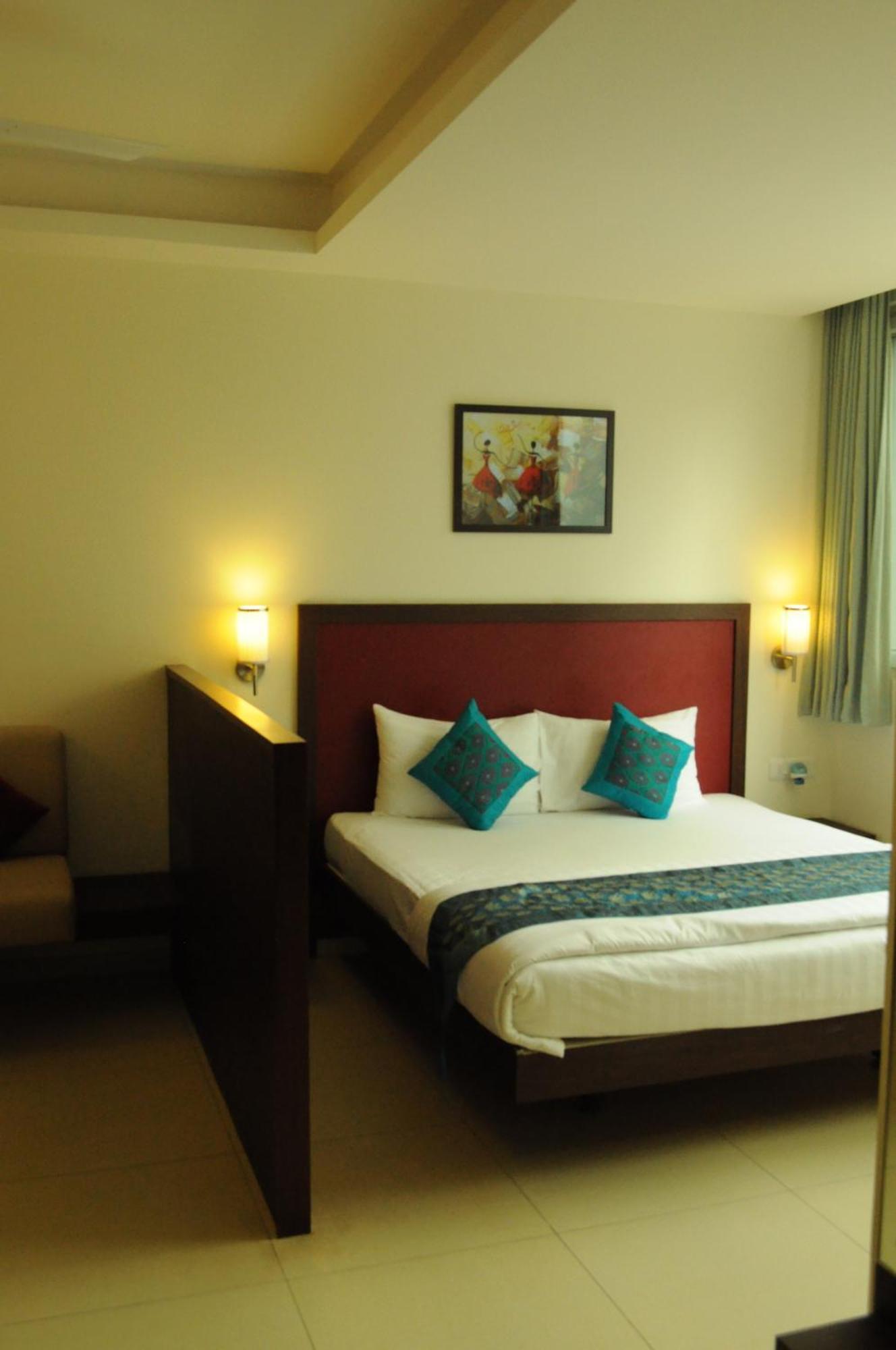 Ixora Suites Bangalore Exterior foto